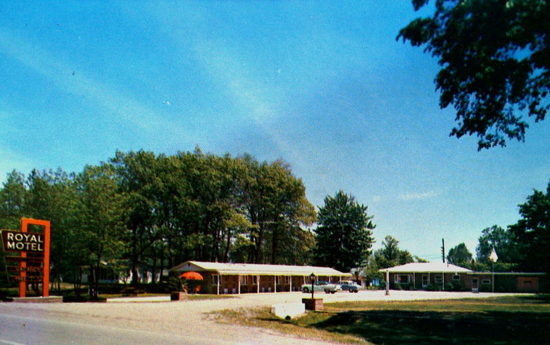 Royal Motel (Captians Quarters Motel) - Old Post Card (newer photo)